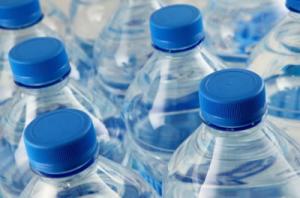 Apa plata vs. apa minerala: obiceiuri de consum, avantaje si dezavantaje