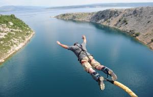 Cine a fost primul om care a facut bungee jumping