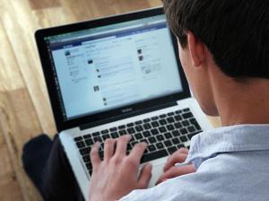 Cati romani au cont pe Facebook