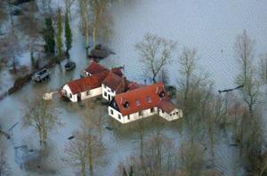 Guvernul aloca bani pentru refacerea gospodariilor afectate de inundatii