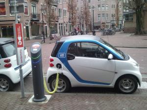 Idee inovatoare: garaj cu panouri solare pentru incarcarea masinilor electrice